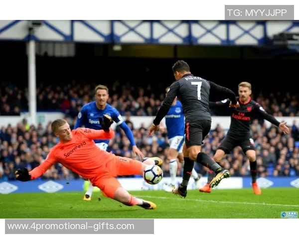 足球巨星赛场激情瞬间意外吻戏引发球迷热议与媒体持续关注